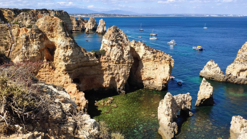 Visite as grutas de barco, catamaran ou Kayak