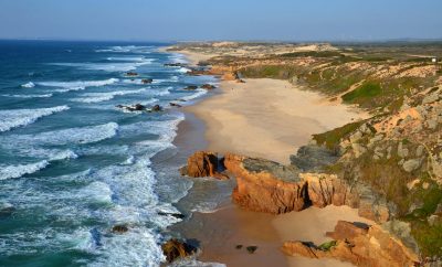 Discover the Portuguese cost by land and by the Ocean