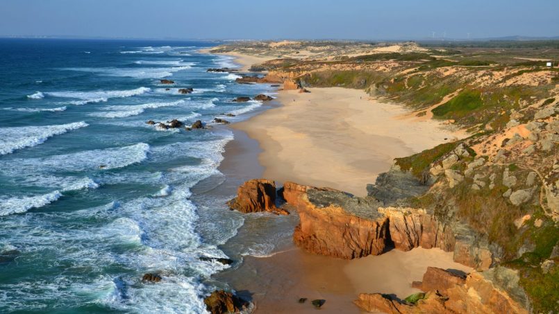 Discover the Portuguese cost by land and by the Ocean